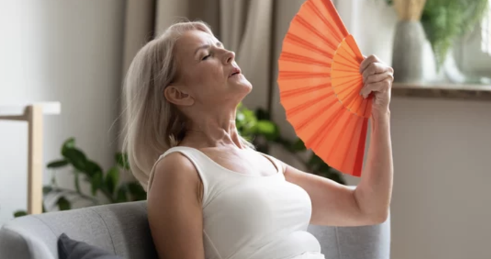 Mujer con sofocos - Menopausia