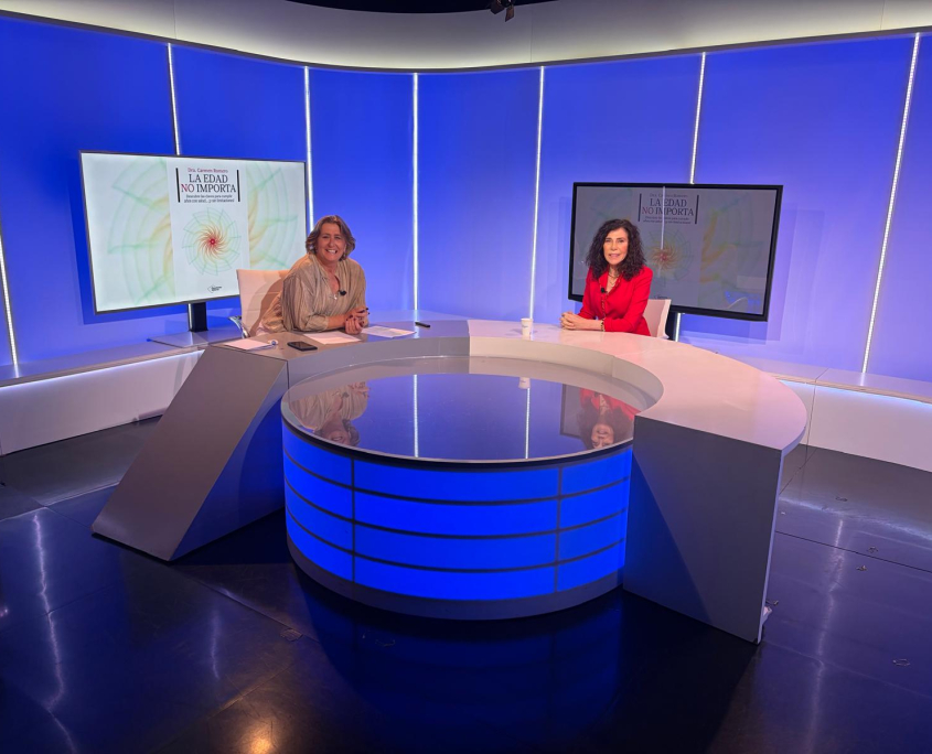 Carmen con la presentadora de la entrevista en TV Costabrava